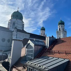 Hostel 24-7, Pasov